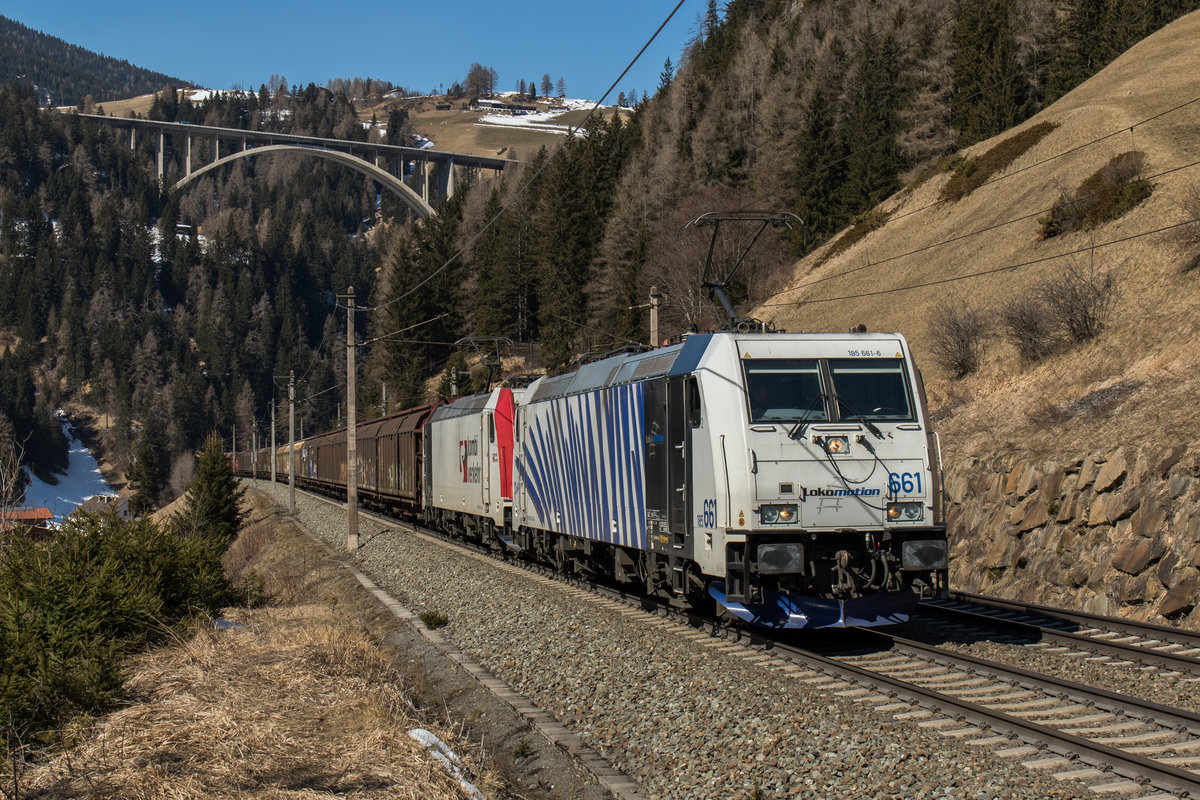 185 661-6 und 185 664 von  Kombi Verkehr  waren am 19. Mrz 2016 bei St. Jodok in Richtung Brenner unterwegs.