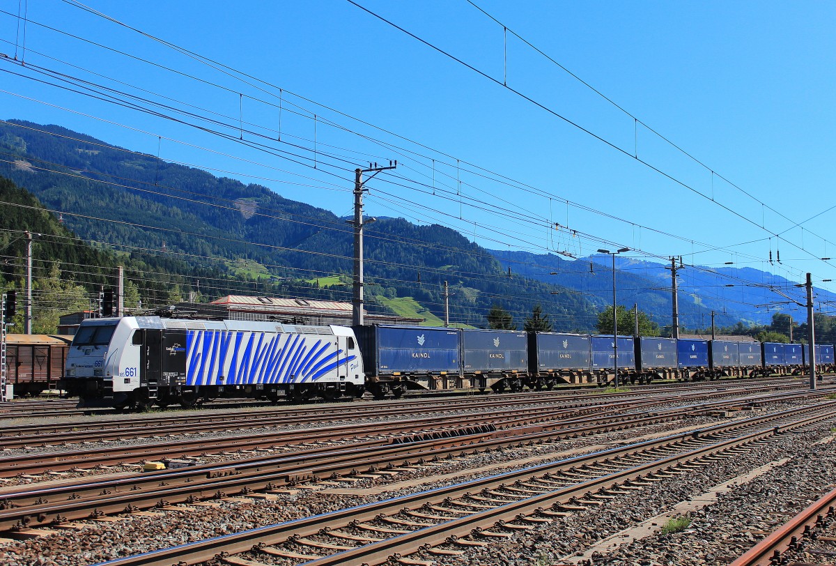 185 661  Paul  mit dem  Kaindl-Zug  am 19. August 2012 im Bahnhof von Bischofshofen.