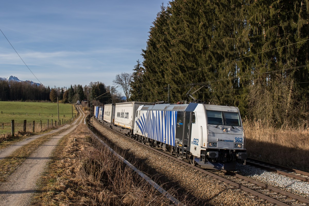 185 662-4 mit dem  Ekol-Zug  am 6. Februar 2016 bei Sossau.