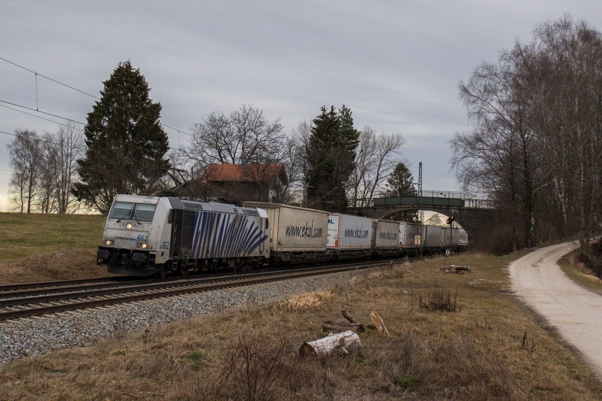 185 662-4 mit dem  Ekol-Zug  aus Salzburg kommend am 8. Januar 2016 bei bersee am Chiemsee.