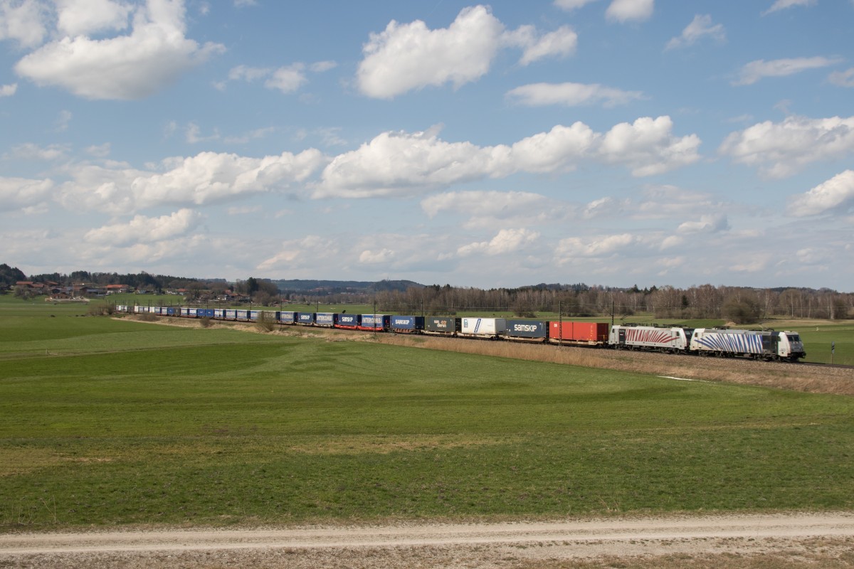 185 663 und 186 283 sind mit einem Containerzug am 12. April 2015 in Richtung Salzburg unterwegs. Aufgenommen kurz vor Bernau am Chiemsee.