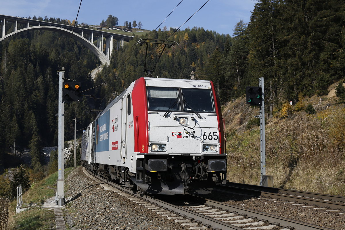 185 665 und 189 914 am 16. Oktober 2018 kurz vor St. Jodok am Brenner.