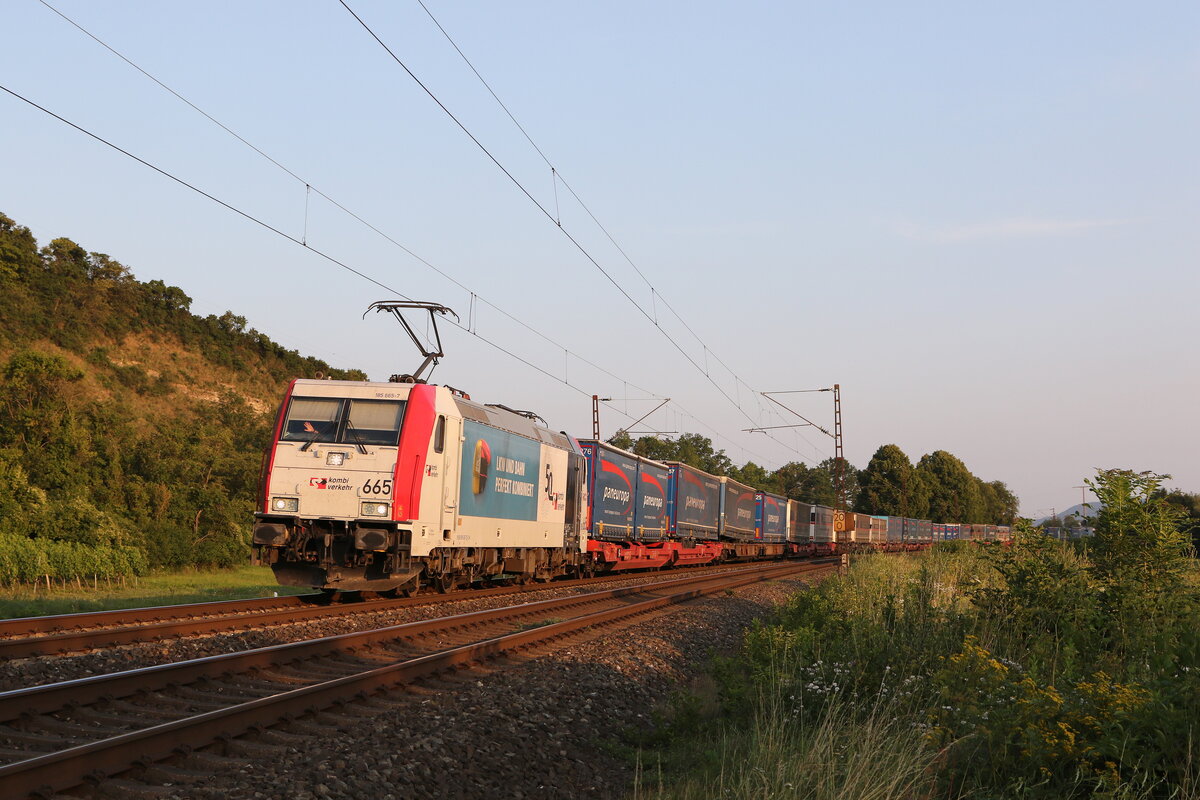 185 665 mit einem  KLV  am 23. Juli 2021 bei Himmelstadt am Main.