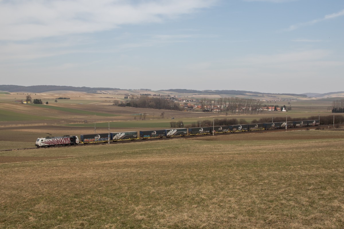 185 666-5 mit dem  MEGA-Kombi -Zug am 17. Mrz 2015 bei Neulengbach.
