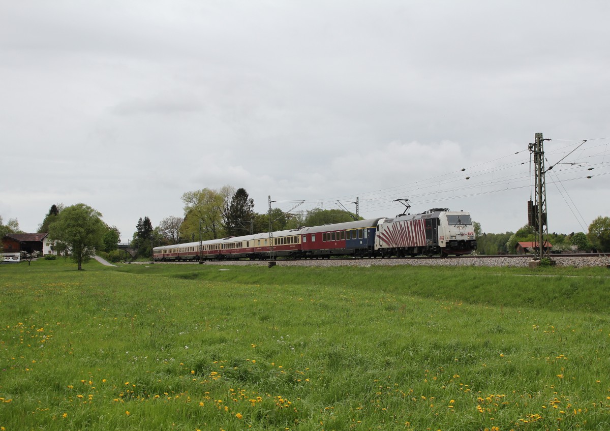 185 666 mit einer  Rheingold-Garnitur  am 3. Mai 2015 bei bersee am Chiemsee auf dem Weg nach Salzburg.