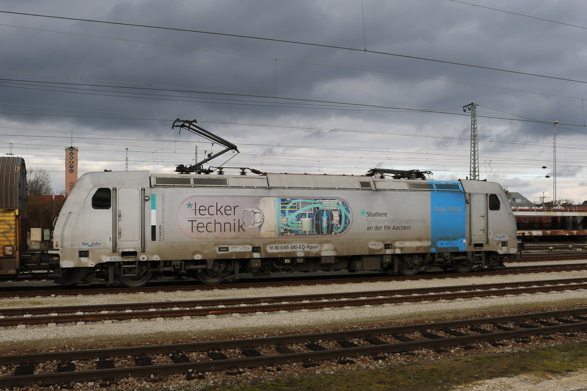 185 680 der  Rurtalbahn  am 11. Januar 2020 im Bahnhof von Landshut.