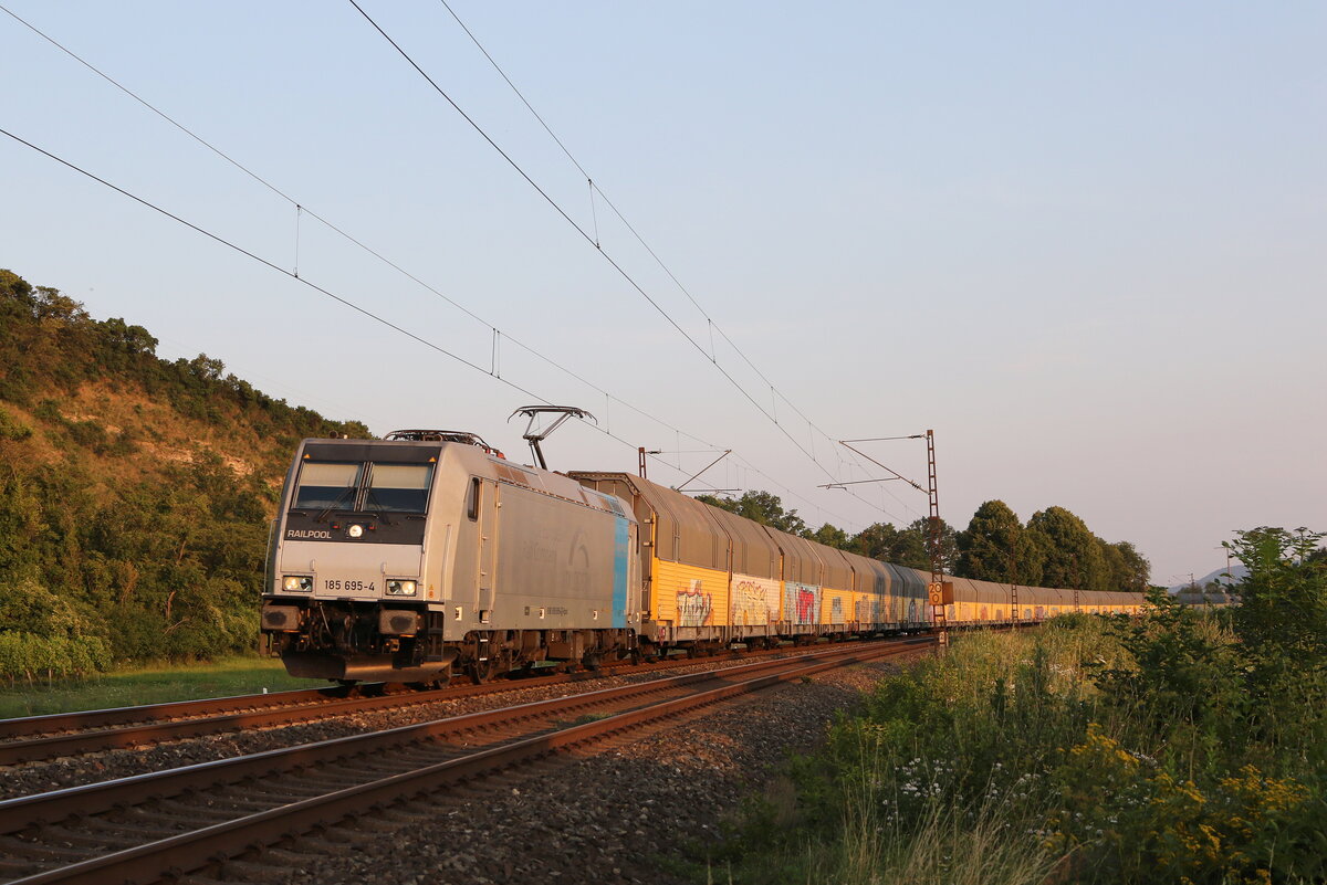 185 695 mit einem Autozug aus Wrzburg kommend am 23. Juli 2021 bei Himmelstadt.