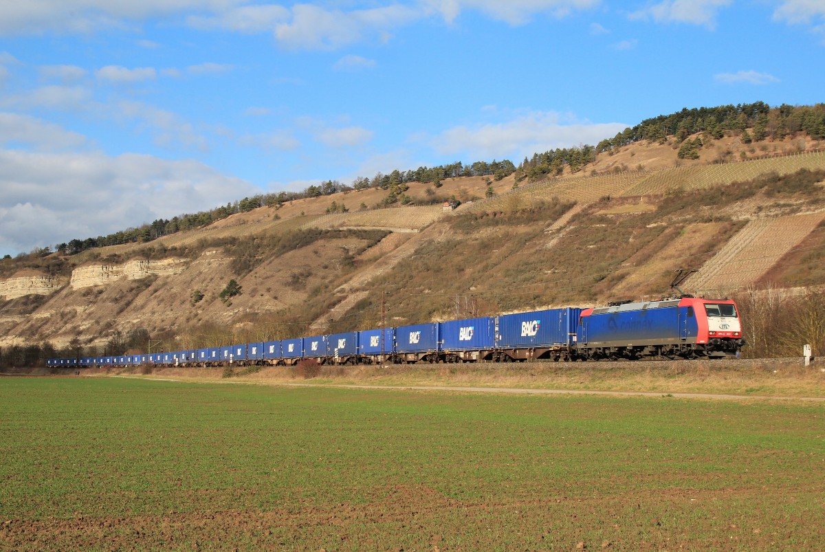 185 CL 003 mit einem Containerzug am 20. Februar 2014 bei Thüngersheim.