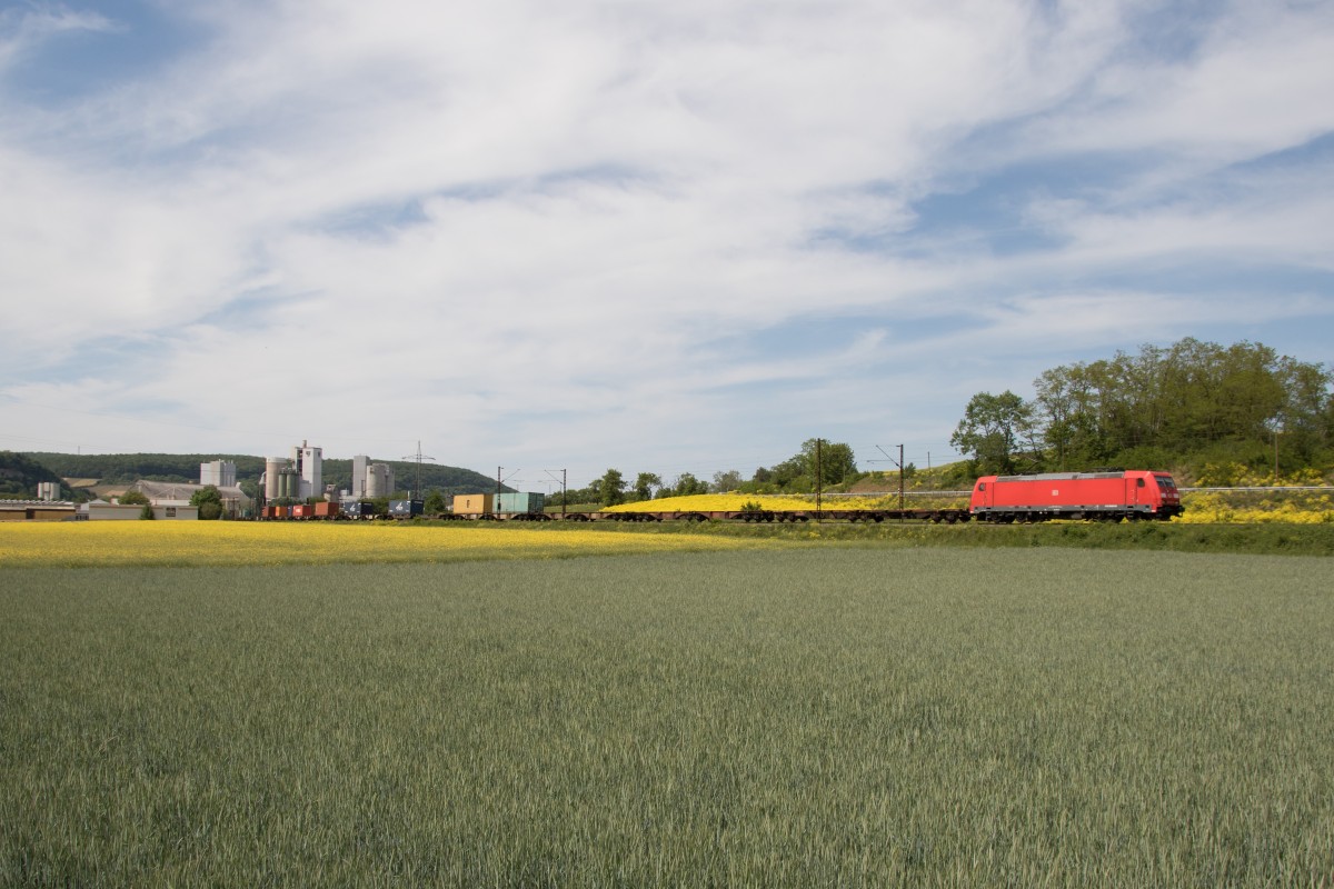 185 xxx mit einem Containerzug am 14. Mai 2015 bei Karlstadt am Main.