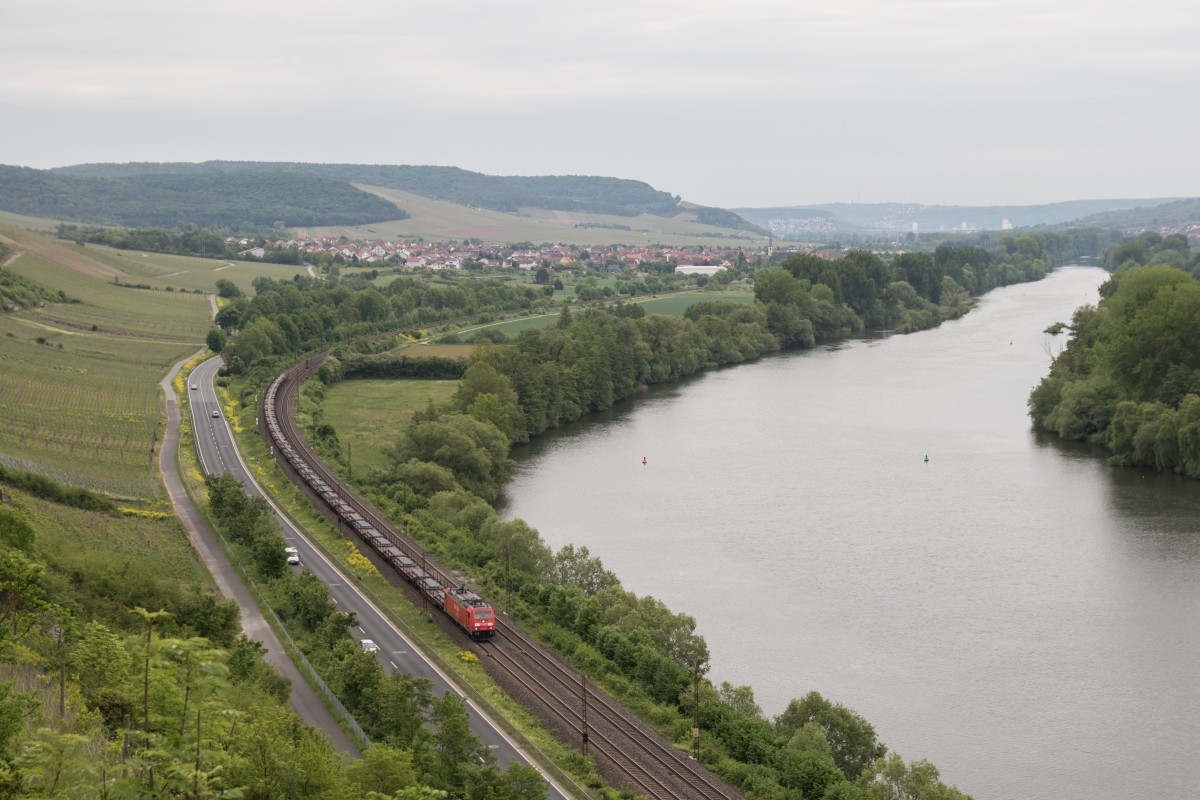 185 xxx mit einem Stahlzug bei Retzbach am Main. Aufgenommen am 15. Mai 2015.
