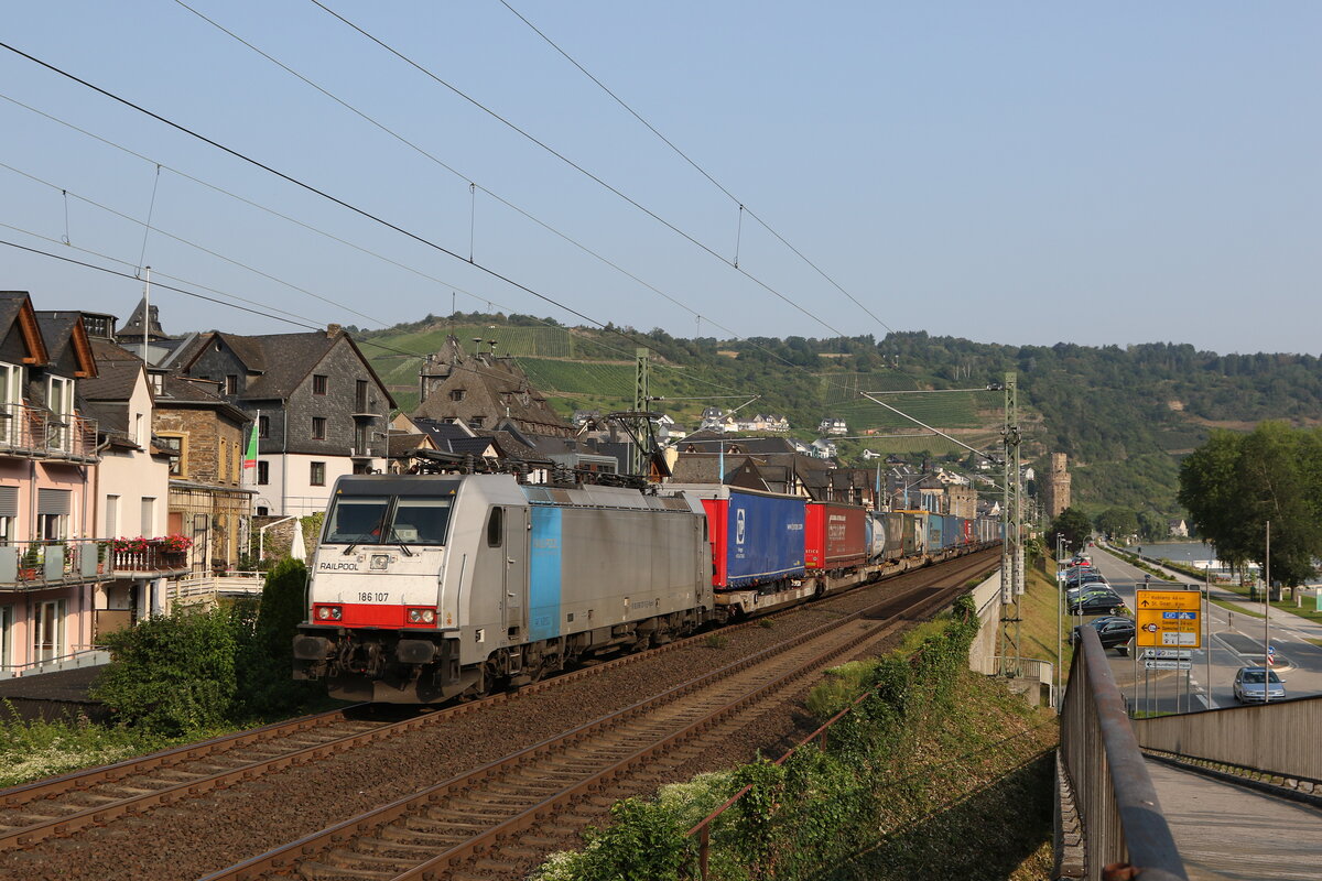 186 107 mit einem  KLV  am 23. Juli 2021 bei der Durchfahrt von Oberwels.