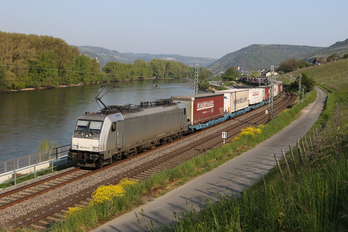 186 264 von  AKIEM  mit einem KLV am 2. Mai 2022 im  Bchergrund  bei Lorch am Rhein.