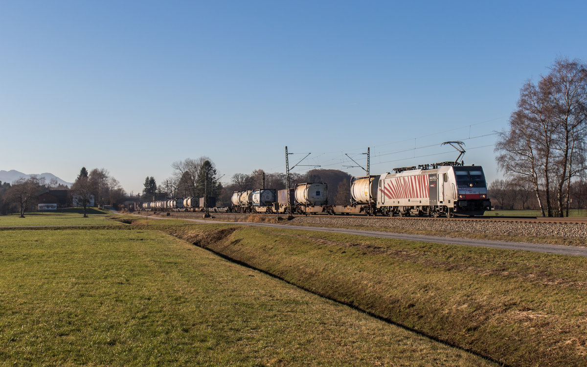 186 282-4 mit einem  KLV -Zug am 6. Dezember 2016 bei bersee am Chiemsee.