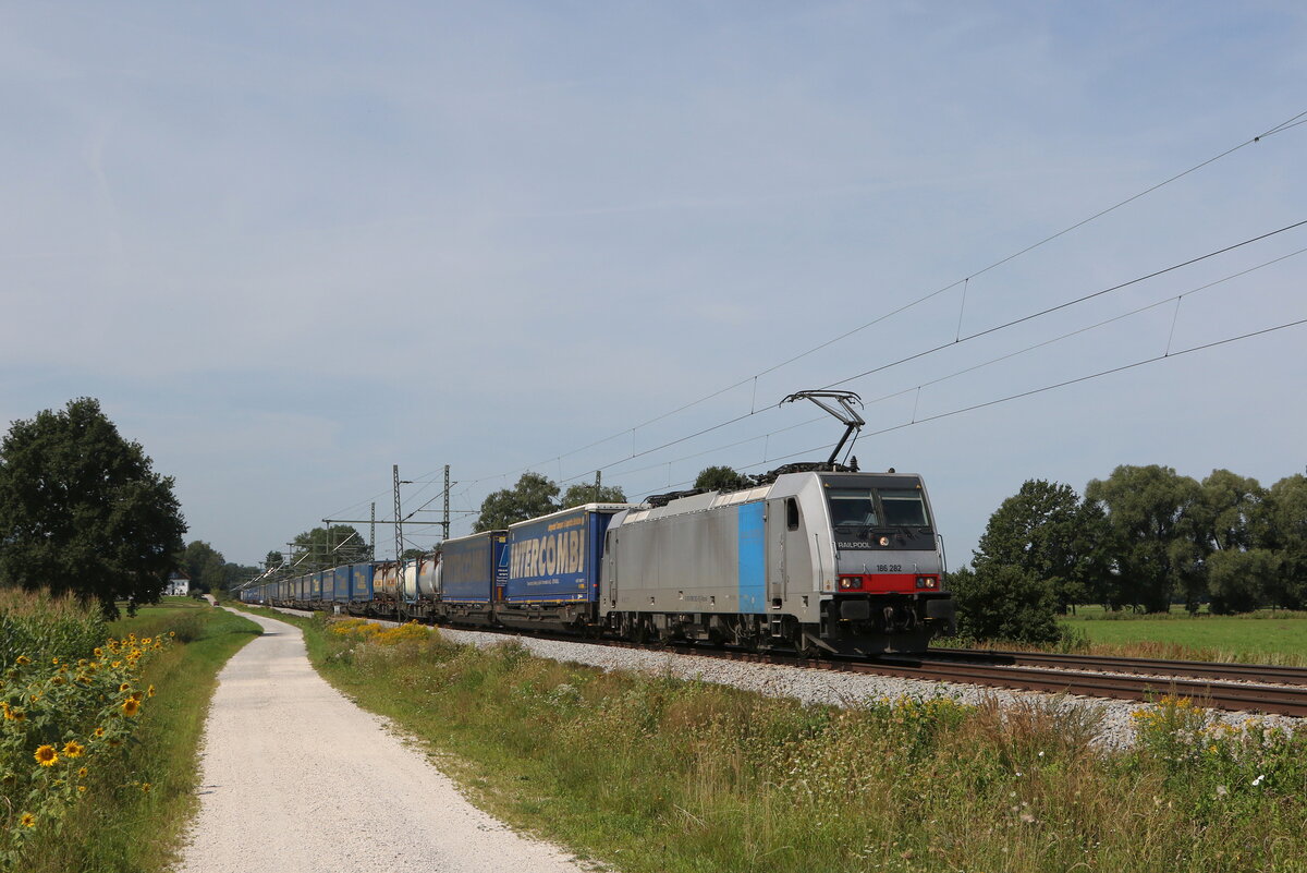 186 282 mit dem  INTERCOMBI-KLV  am 21. August 2021 bei bersee am Chiemsee.