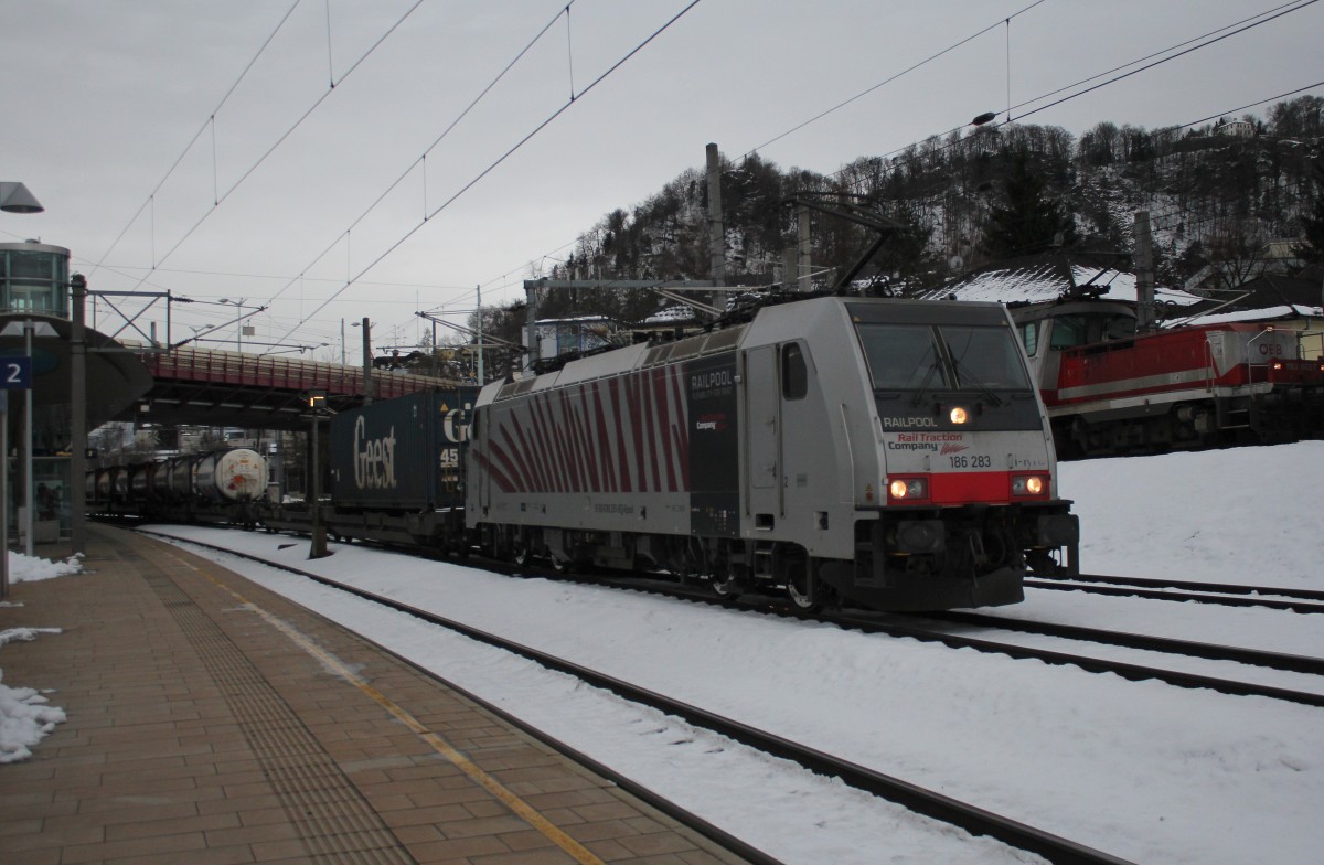 186 283 durchfhrt am 5. Januar 2015 mit einem Gterzug den Bahnhof von  Salzburg/Gnigl .
