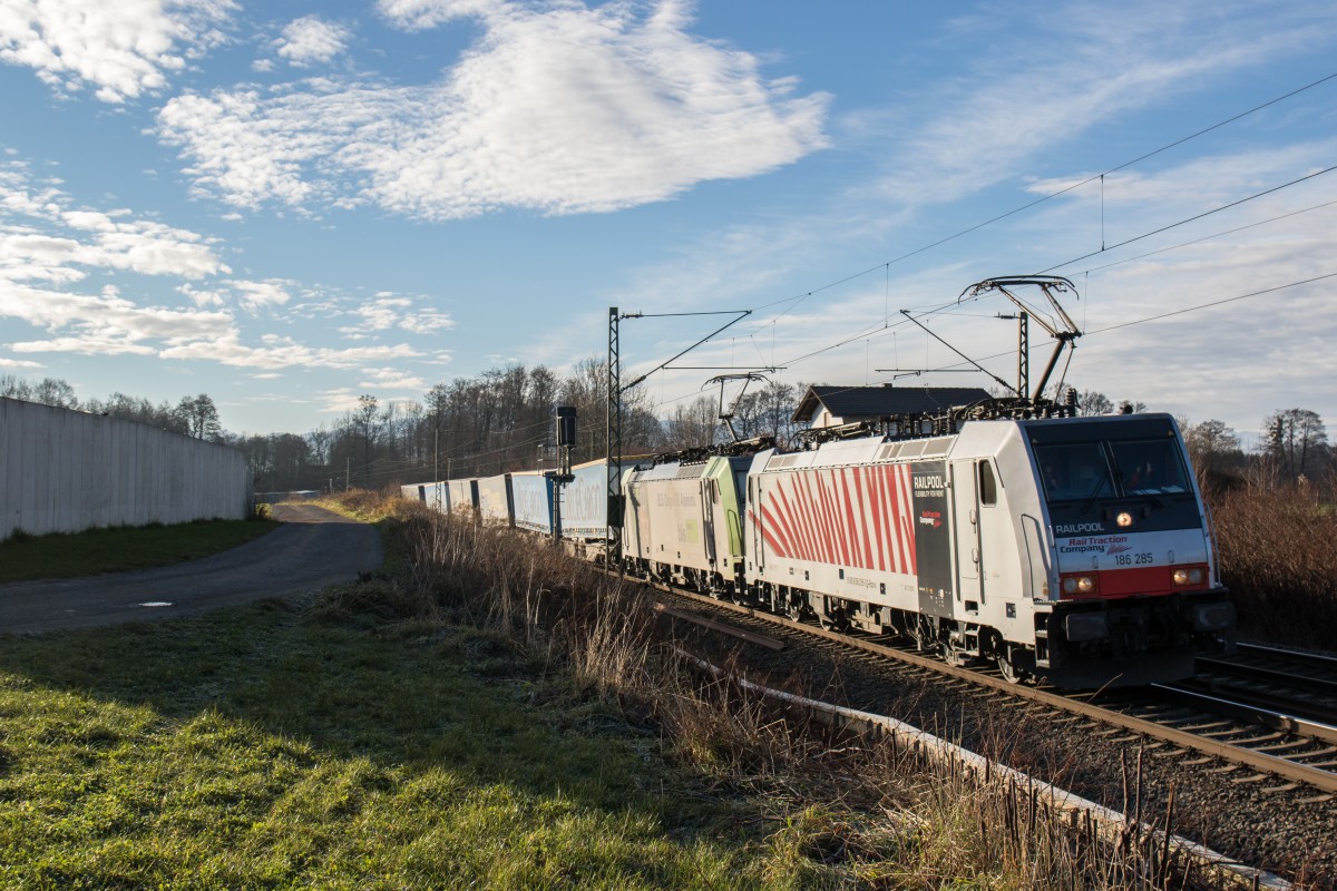 186 285-3 und die  BLS  486 504 am 28. November 2015 bei Vogl.