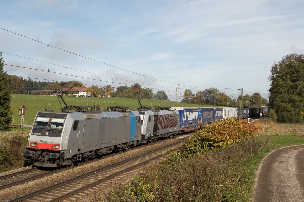 186 286 und 186 283 von  Lokomotion  am 24. Oktober 2015 bei Vogl.