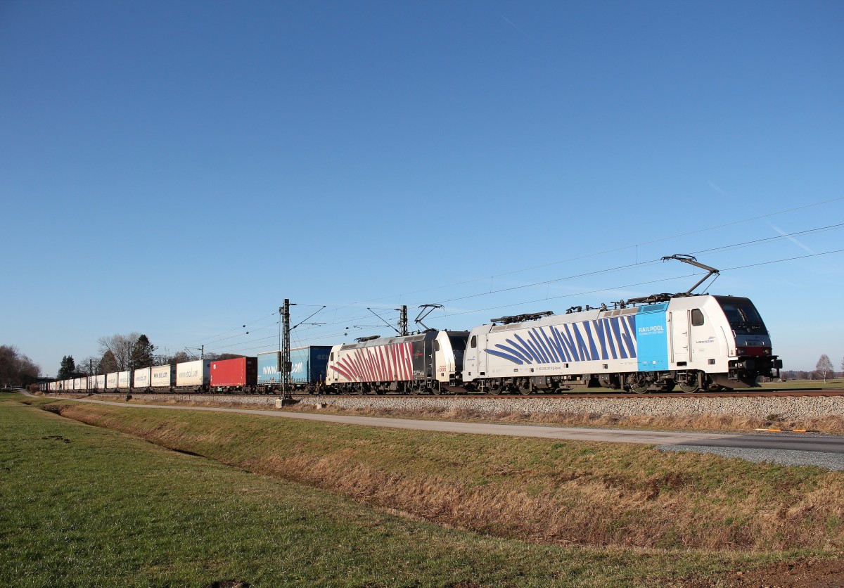 186 287 und 185 666 mit dem  Ekol-Zug  am 23. Dezember 2015 bei bersee am Chiemsee.