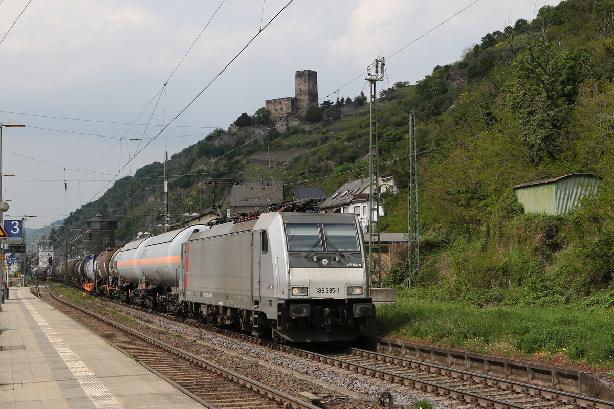 186 385 mit einem Kesselwagenzug am 3. Mai 2022 bei Kaub am Rhein.