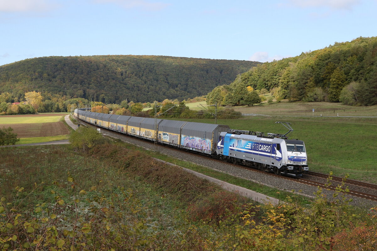 186 426 von  RTB-Cargo  mit einem Autozug am 11. Oktober 2022 bei Harrbach am Main.