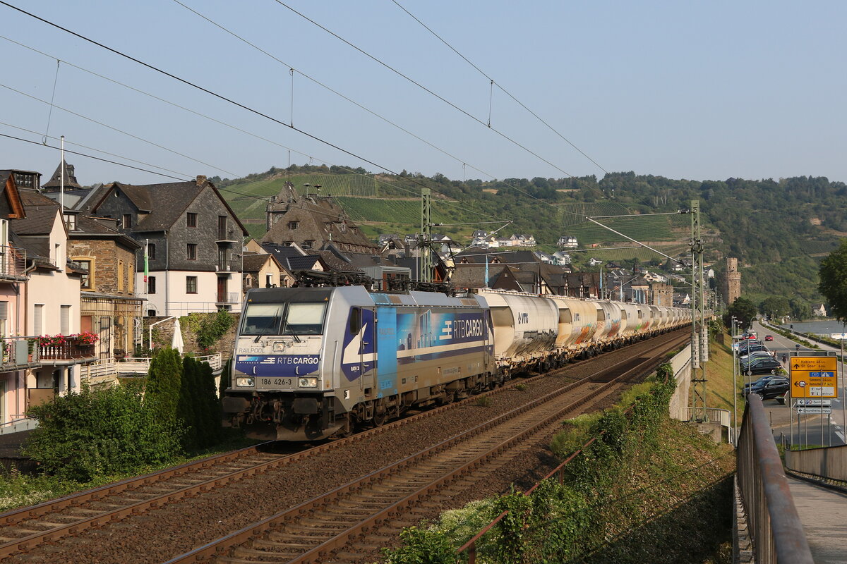 186 426 der  Rurtalbahn Cargo  mit  Schttgutwagen  am 23. Juli 2021 bei Oberwesel.