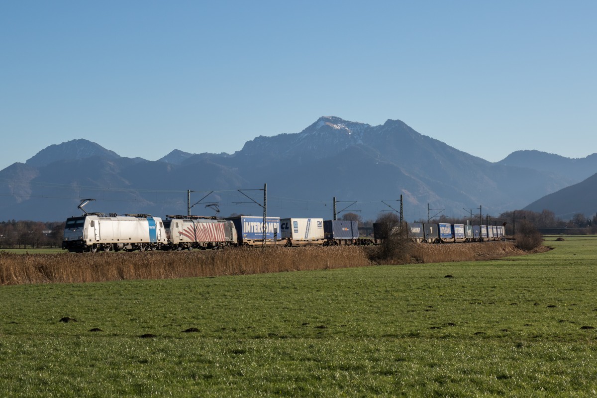 186 437 und 189 901 am 5. Dezember 2015 bei Bernau am Chiemsee.