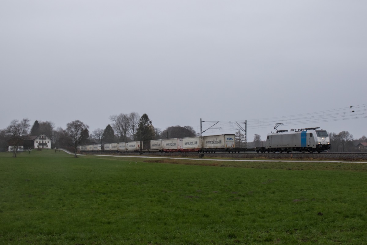 186 437 war am 1. Dezember 2015 bei bersee mit dem  Ekol-Zug  in Richtung Salzburg unterwegs.