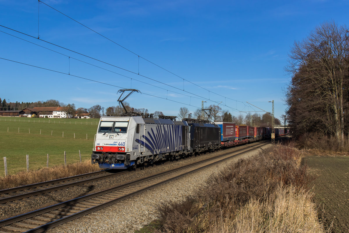 186 440 und 189 151 waren am 10. Dezember 2016 bei Vogl in Richtung Brenner unterwegs.