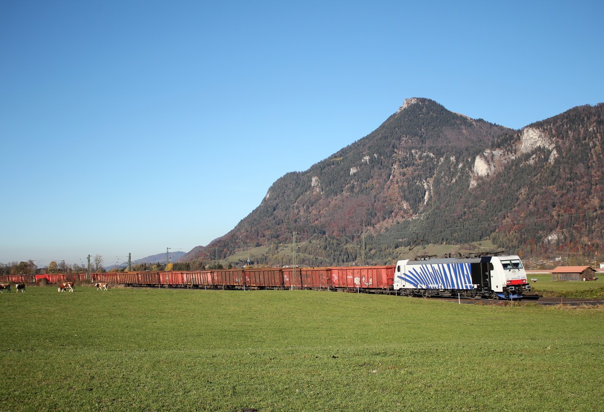 186 440-4 war mit einem Ganzzug am 1. November 2015 bei Oberaudorf im Inntal in Richtung Kufstein unterwegs.