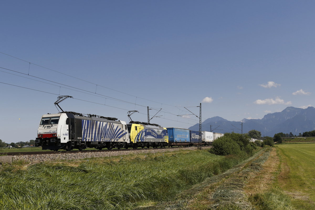 186 441 und 189 912 mit dem  Ekol  aus Freilassing kommend am 15. Juni 2017 bei Bernau am Chiemsee.