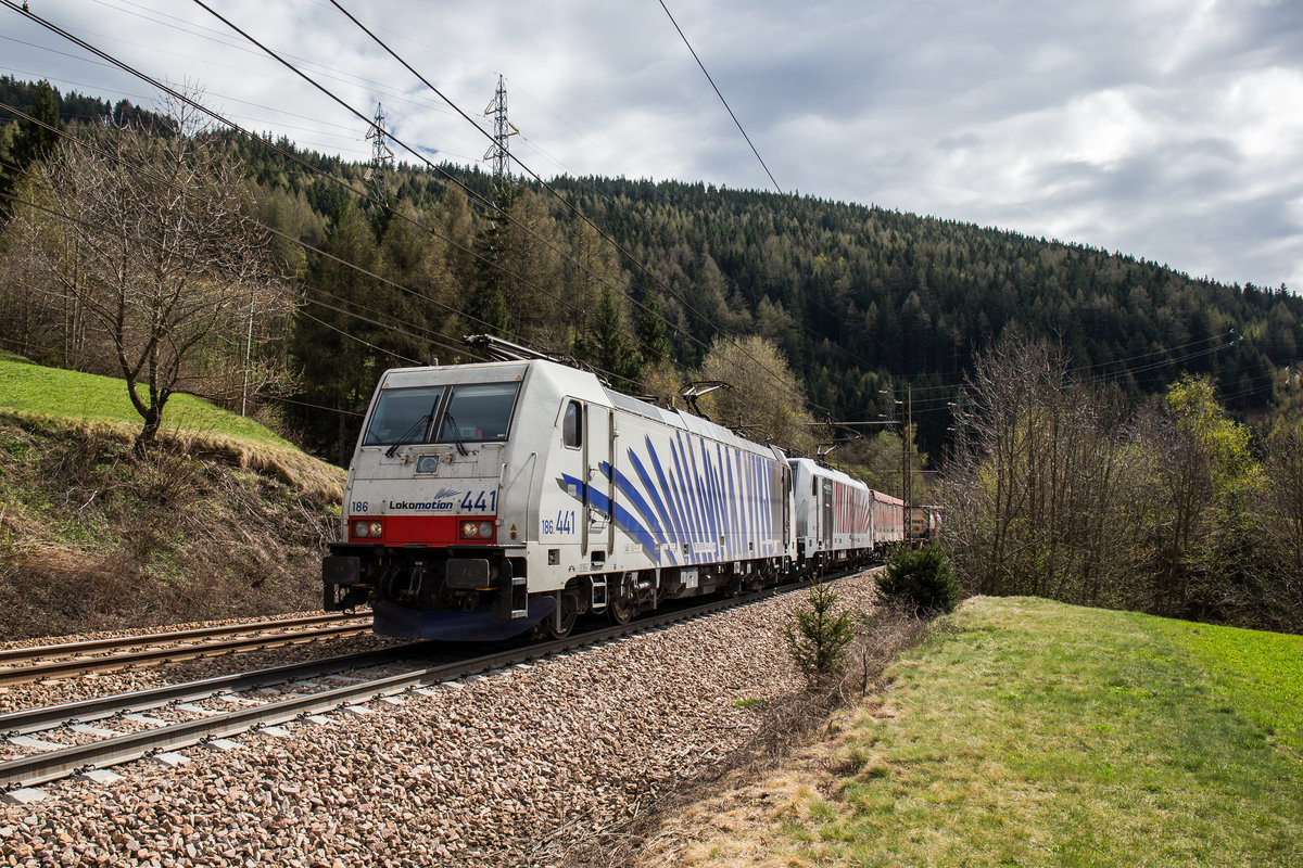 186 441 auf dem Weg zum Brenner. aufgenommen am 7. April 2017 bei Novale an der Brenner-Sdrampe.