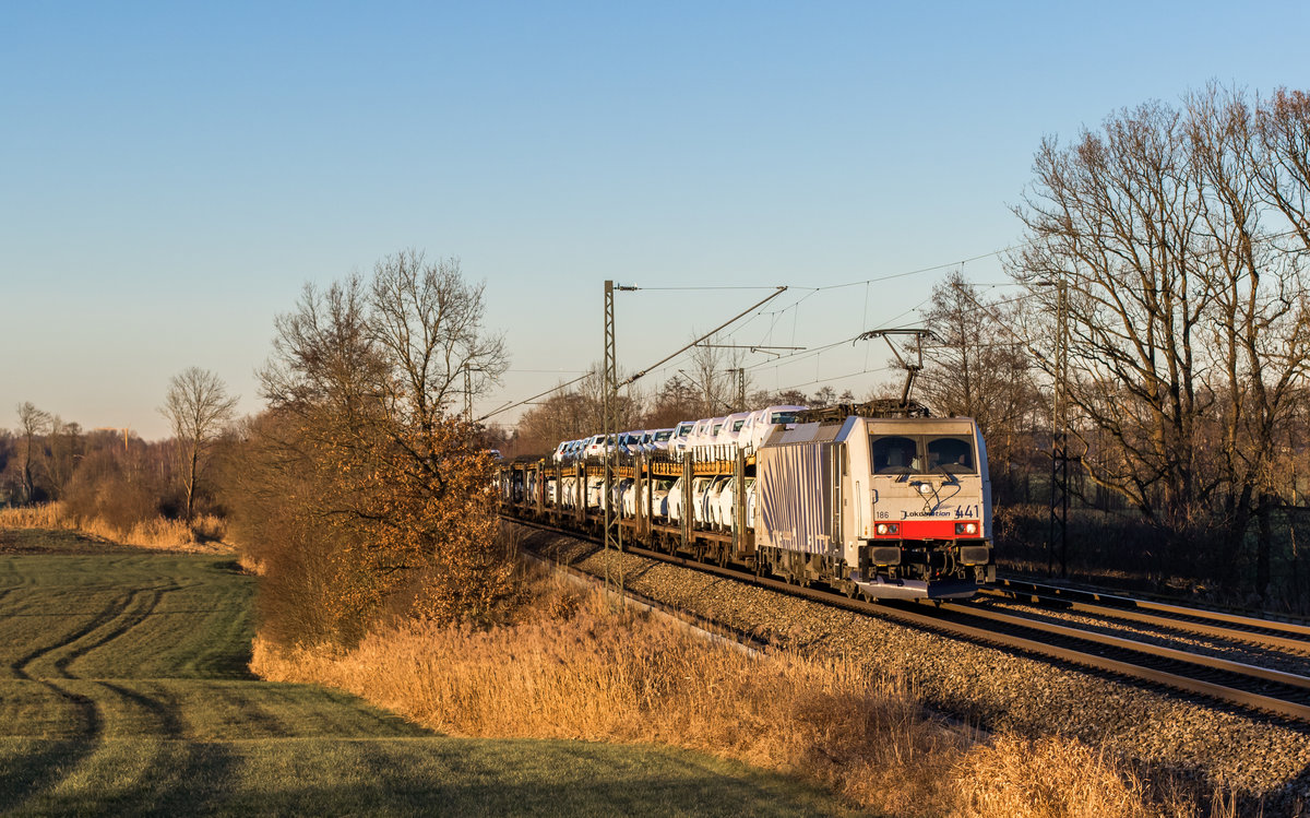 186 441 mit einem Autozug aus Mnchen kommend am 10. Dezember 2016 bei Vogl.