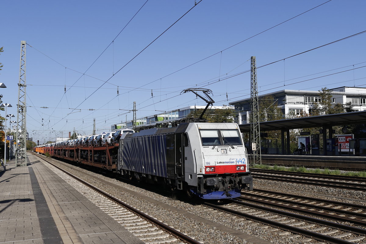 186 442 mit einem Autozug am 14. Oktober 2018 in Mnchen-Heimeranplatz.