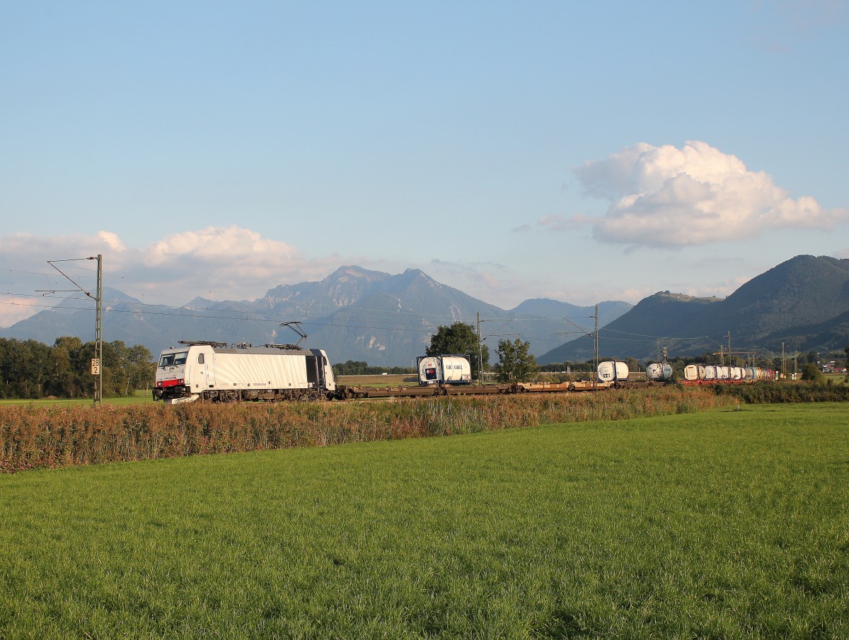 186 443-8 mit einem Containerzug aus Salzburg kommend am 9. September 2015 bei Weisham.