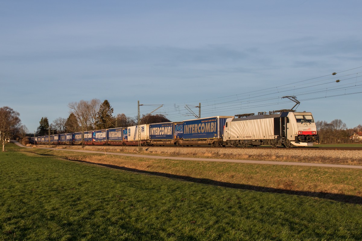 186 443-8 war am 6. Februar 2016 mit dem  Intercombi-Zug  bei bersee in Richtung Salzburg unterwegs.