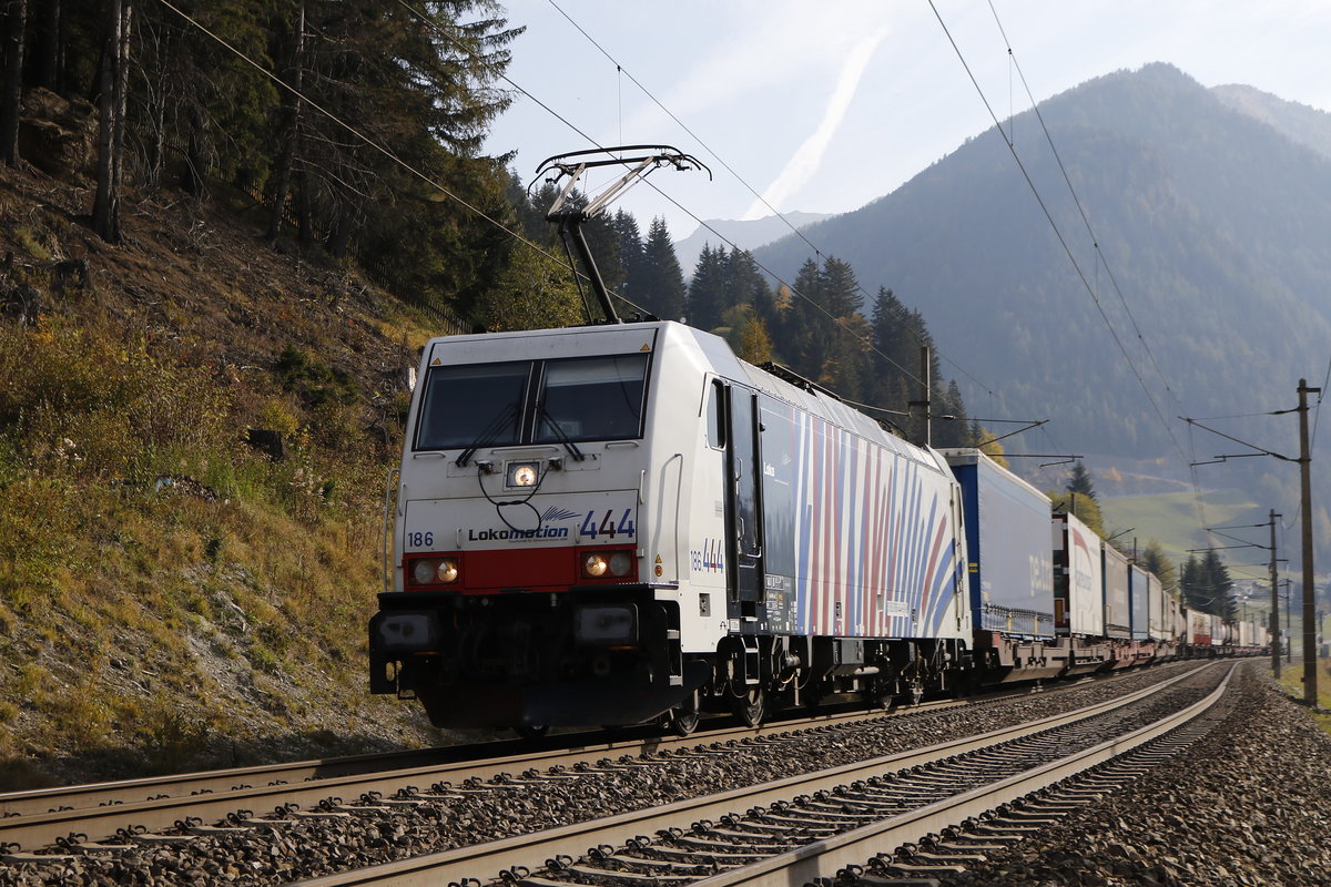 186 444 mit einem  KLV  vom Brenner kommend am 16. Oktober 2018 bei St. Jodok.