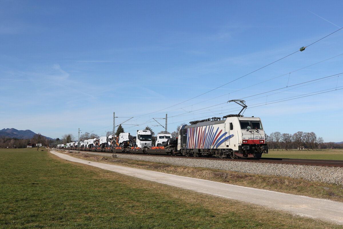 186 444 war am 21. Februar 2023 mit  LKW-Zugmaschinen  bei bersee am Chiemsee in Richtung Salzburg unterwegs.
