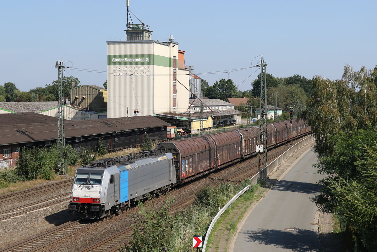 186 445 mit einem Ganzzug am 31. August 2019 bei Tostedt.
