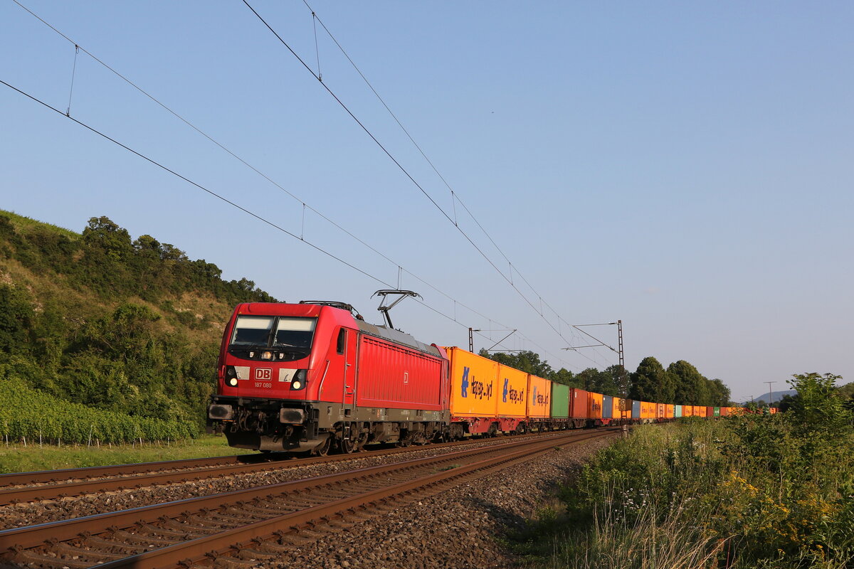 187 080 mit einem Containerzug am 23. Juli 2021 bei Himmelstadt am Main.