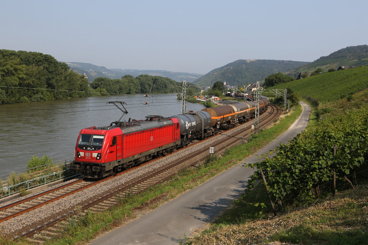 187 134 mit einem  Mischer  am 23. Juli 2021 im  Bchergund  bei Lorch am Rhein.