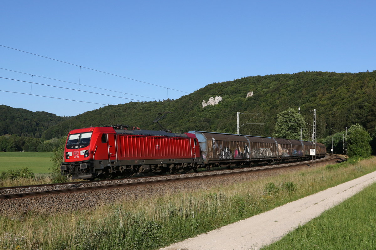 187 140 mit einem Schiebewandwagenzug aus Ingolstadt kommend am 30. Juni 2020 bei Dollnstein im Altmhltal.
