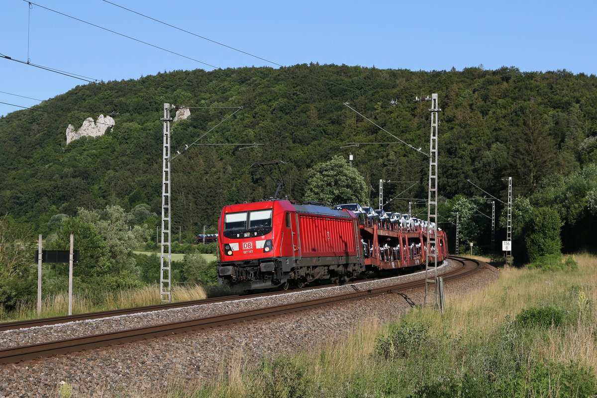 187 157 mit einem Autozug aus Ingolstadt kommend am 30. Juni 2020 bei Dollnstein im Altmhltal.