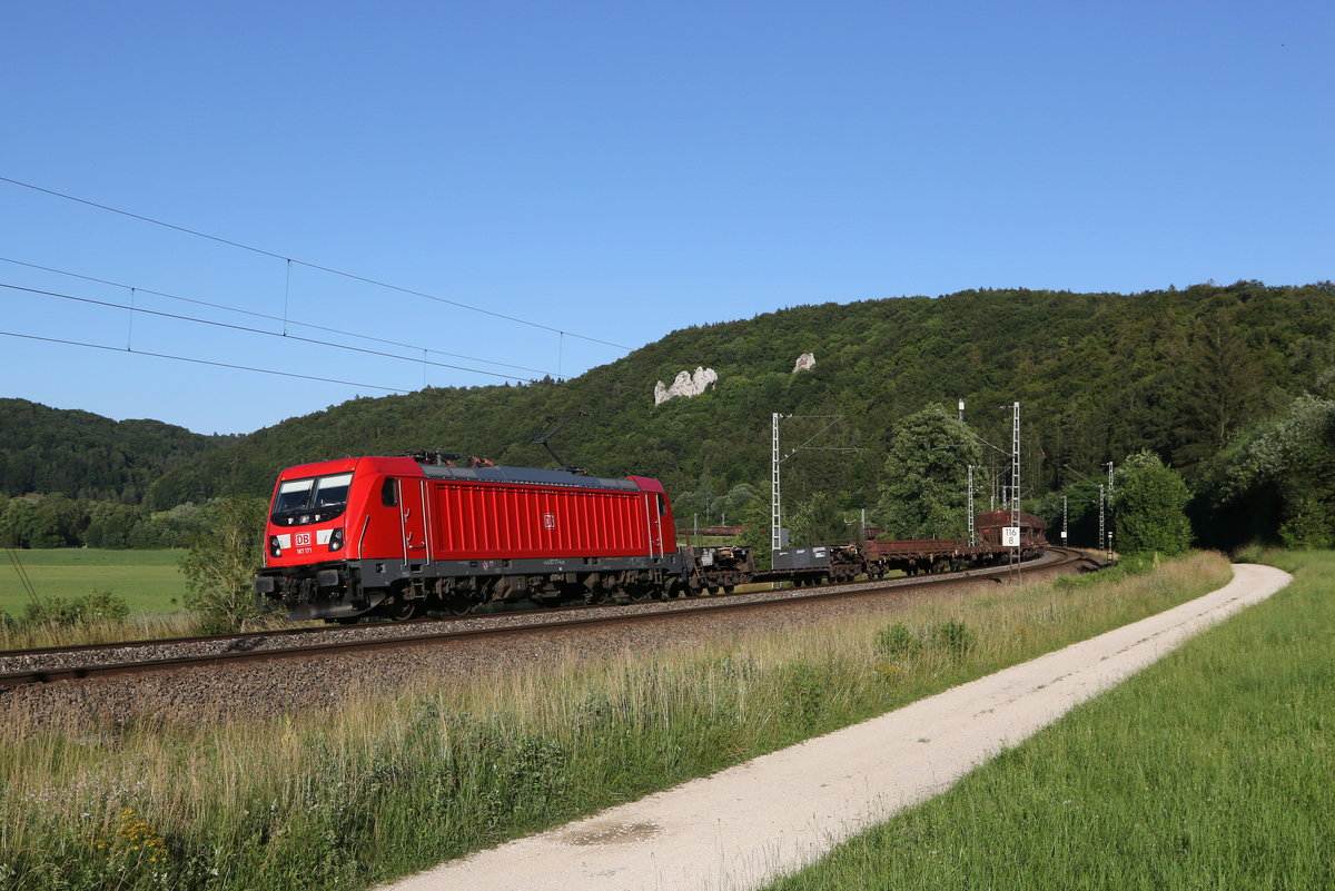 187 171 mit einem gemischten Gterzug am 30. Juni 2020 bei Dollnstein im Altmhltal.