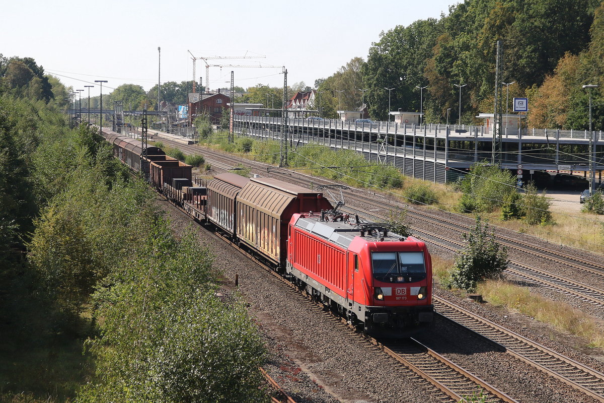 187 173 mit einem gemischten Gterzug am 31. August 2019 in Tostedt.