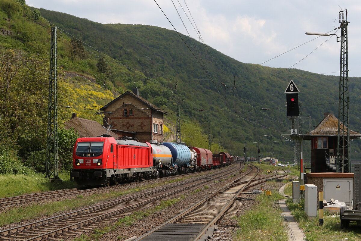 187 183 war mit einem gemischten Gterzug am 3. Mai 2022 bei Kaub in Richtung Koblenz unterwegs.