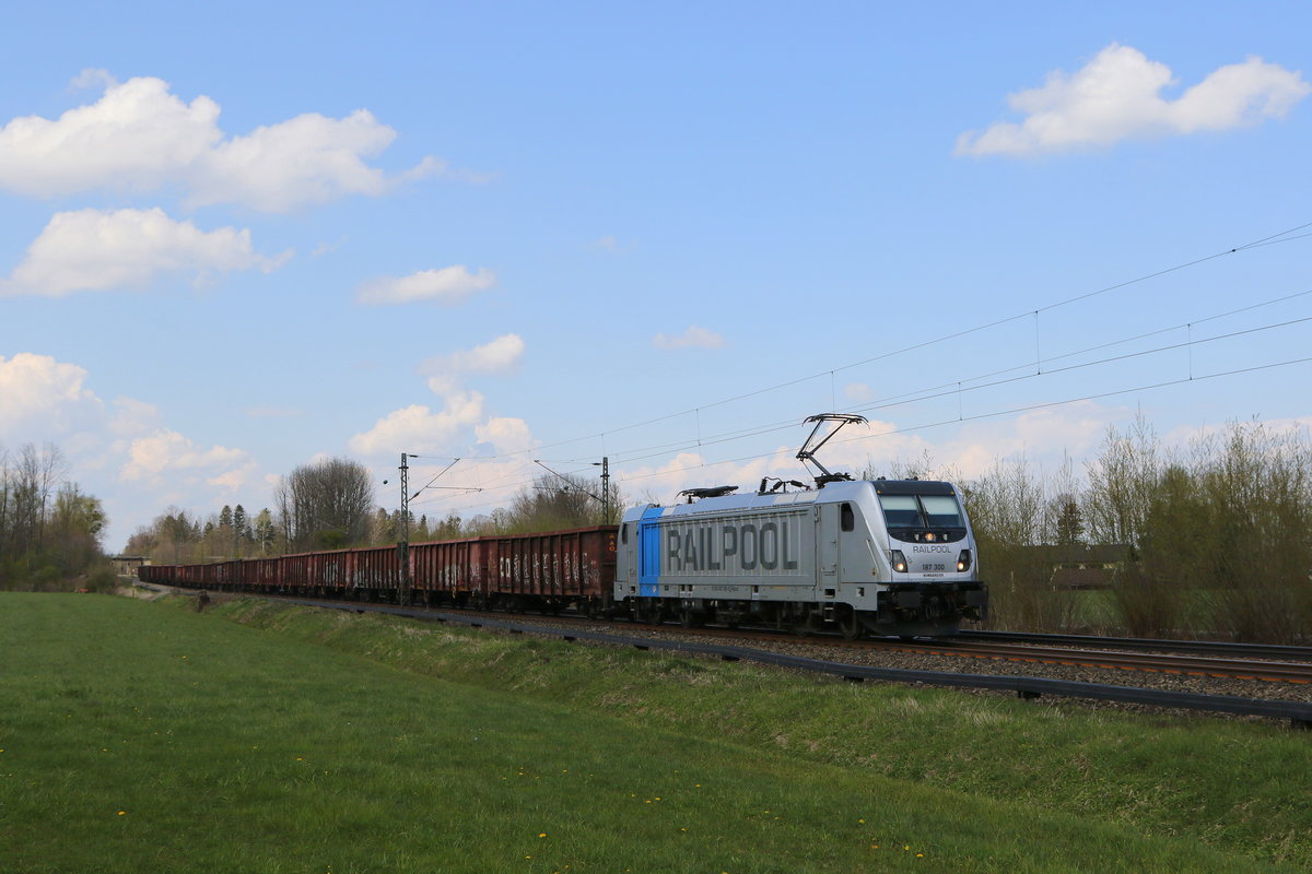 187 300 mit einem Stahlzug auf dem Weg nach Italien. Aufgenommen am 21. April 2021 bei Brannenburg im Inntal.