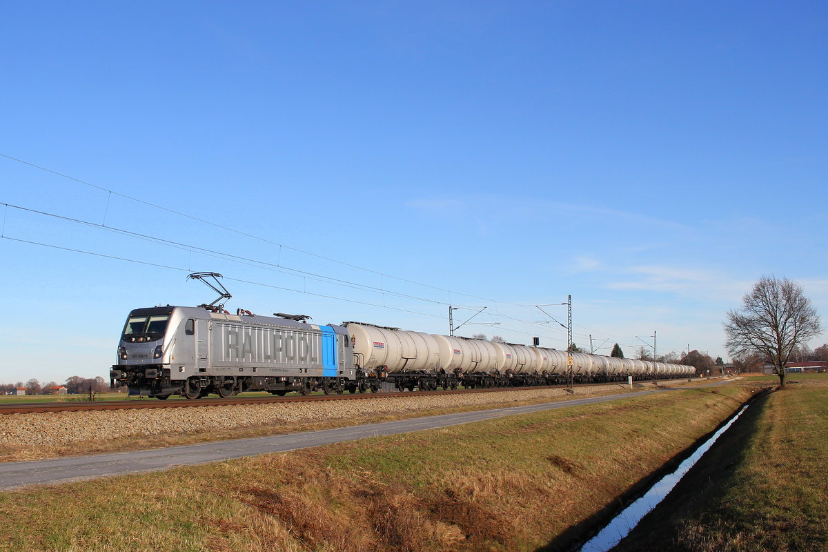 187 306-6 mit einem Kesselwagenzug aus Salzburg kommend am 10. Dezember 2016 bei bersee.