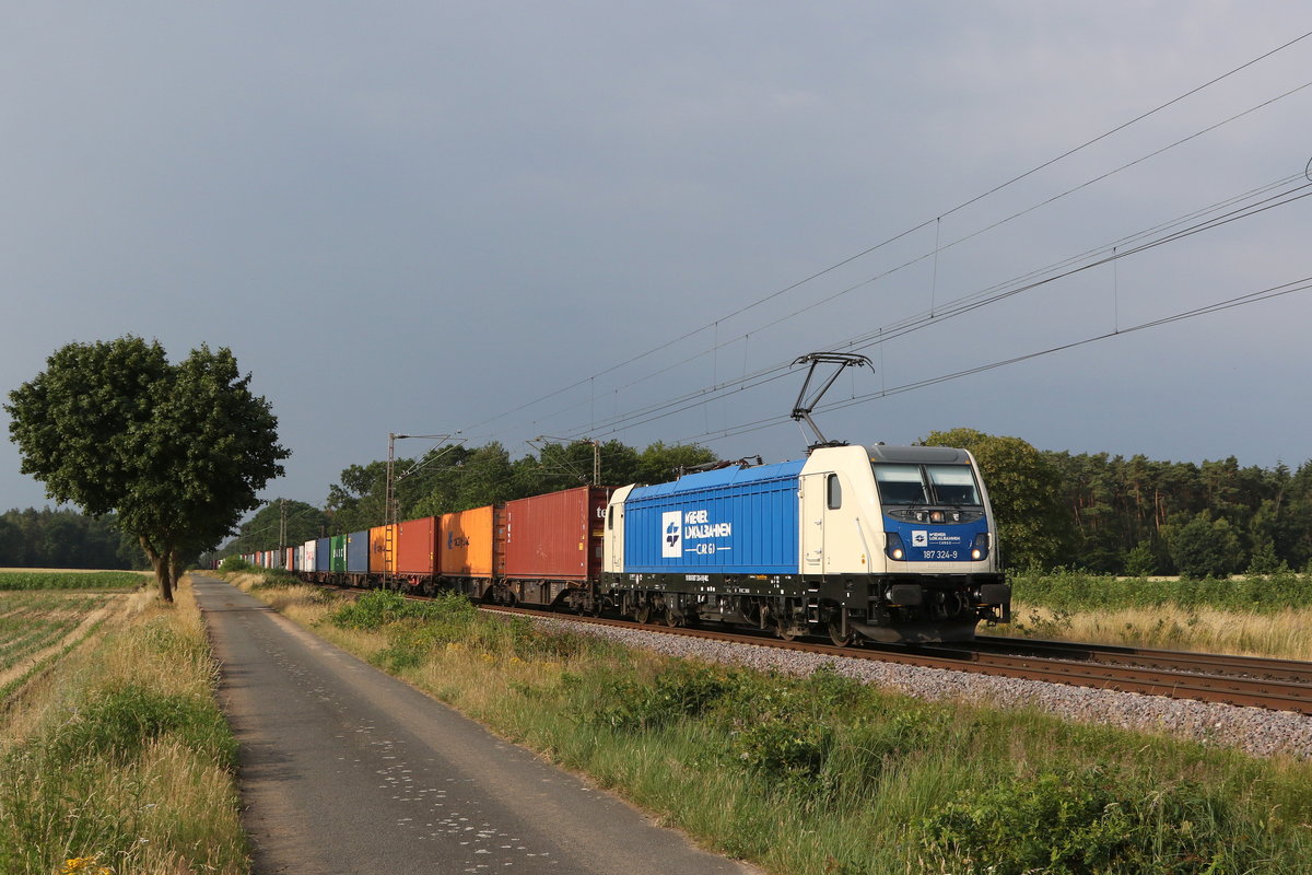 187 324 der  Wiener Local Bahn  mit einem Containerzug am 27. Juni 2020 bei Drverden.