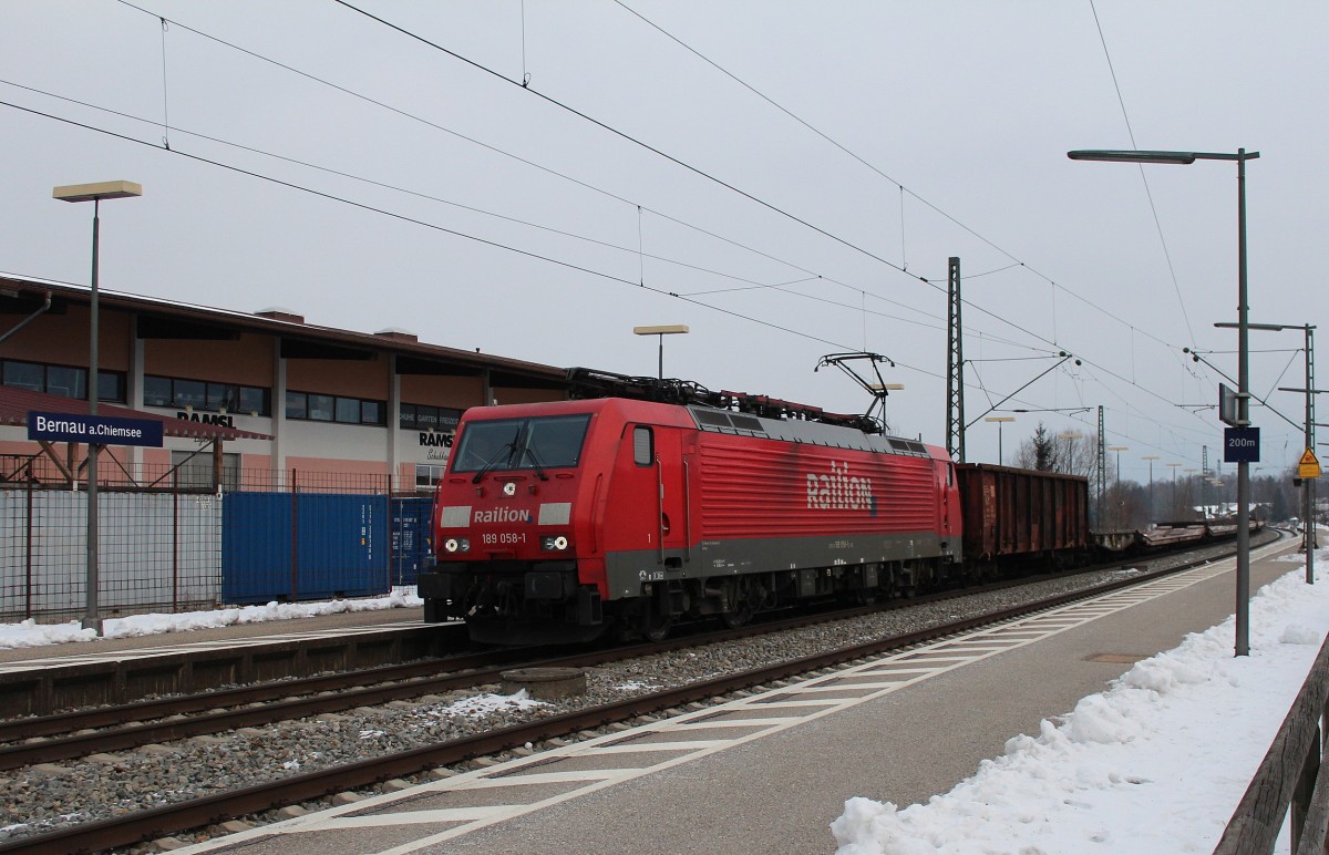 189 0581- durchfhrt am 6. Februar 2012 aus Salzburg kommend den Bahnhof von Bernau am Chiemsee.