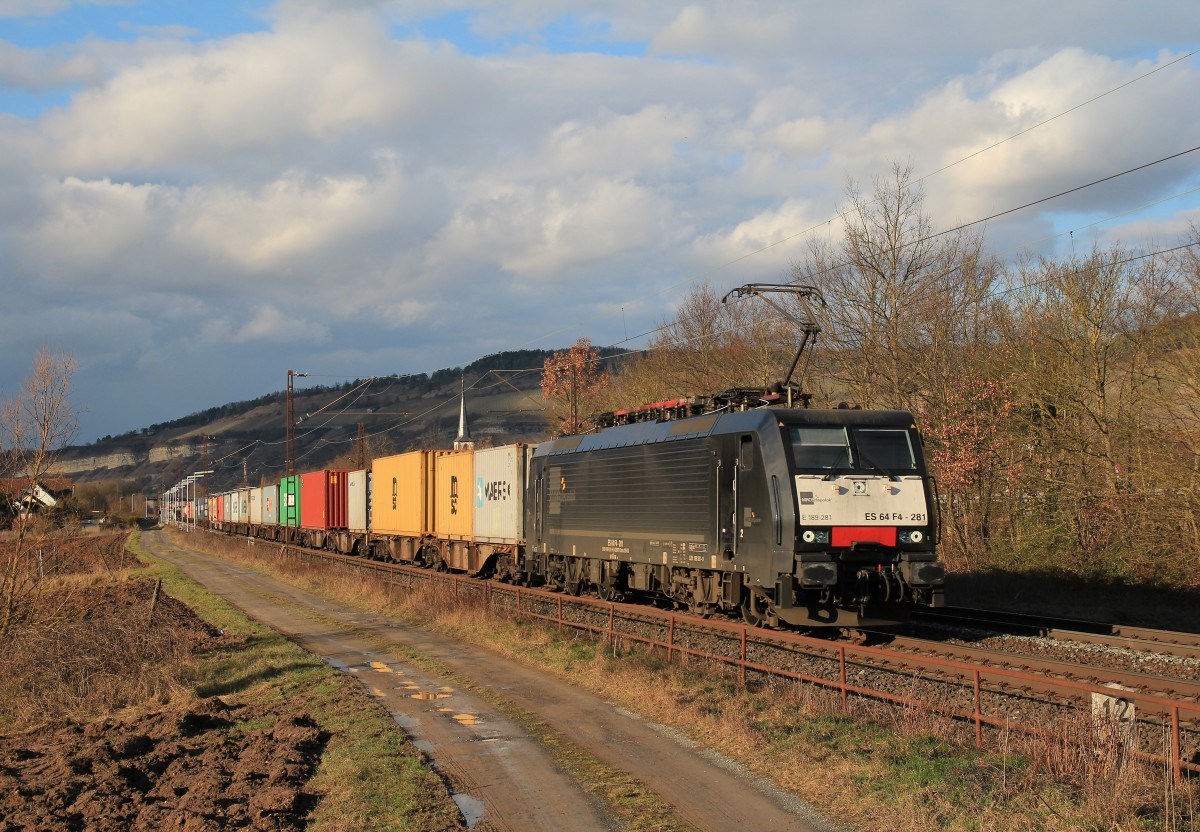 189 281 ist am 19. Februar 2014 mit einem Containerzug bei Thngersheim in Richtung Wrzburg unterwegs.